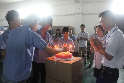 壽星們點(diǎn)蠟燭，大家齊唱生日快樂歌